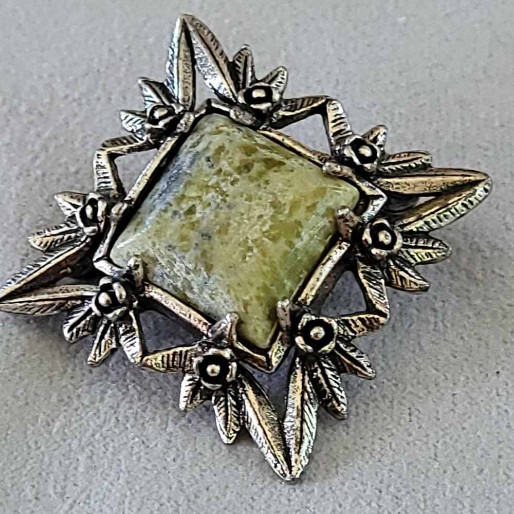 Vintage MIRACLE Britain Green Stone Floral Brooch Celtic Revival 12.59g